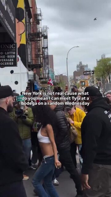 No place I’d rather be 😍 Thanks to our amazing Poppy @itsnoemiex for capturing and sharing this iconic moment with us 💕
#tyla #tylapopup #apop #onlyinny